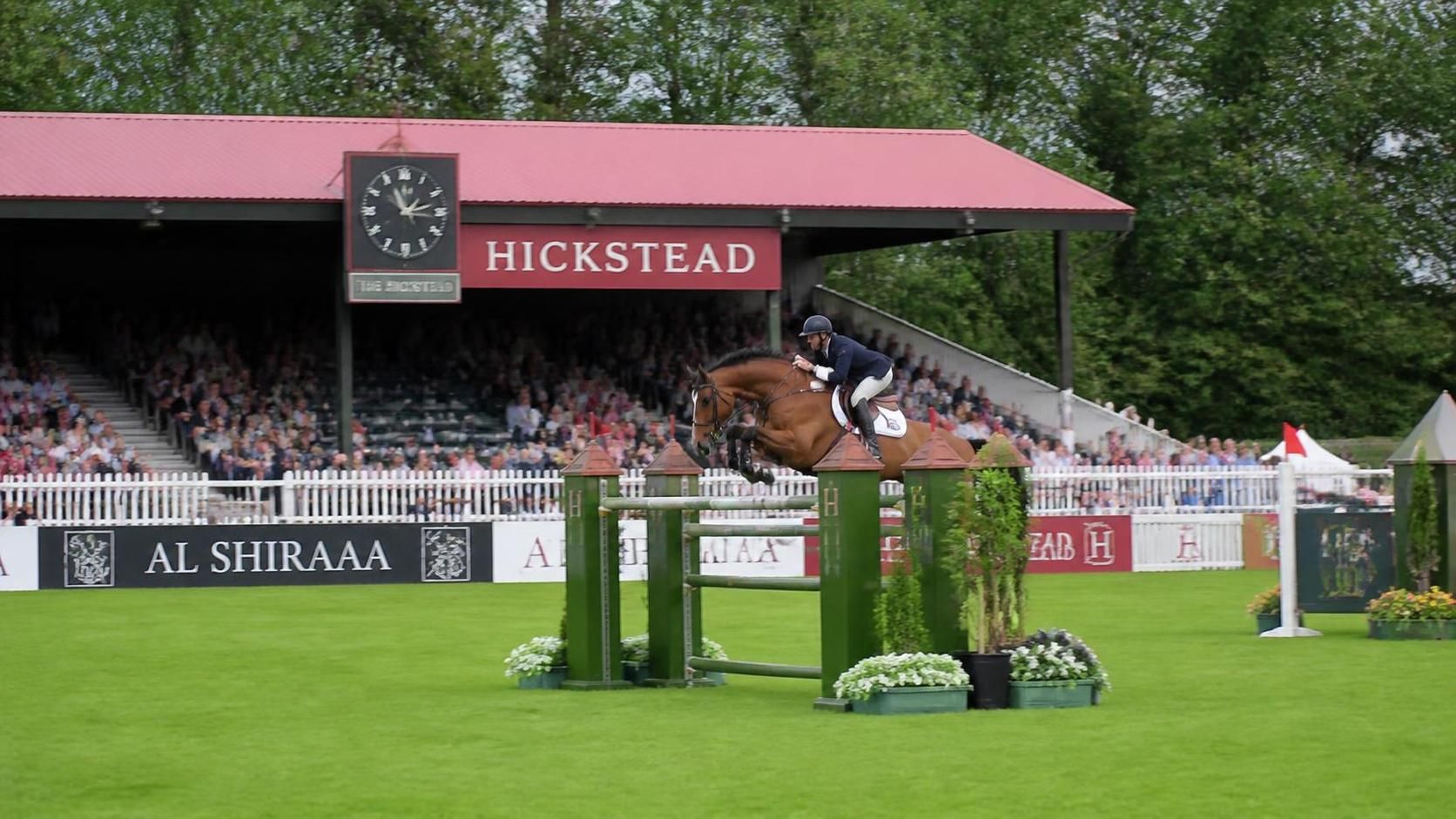 explorez hickstead, le joyau équestre britannique, et plongez au cœur de compétitions prestigieuses, d'histoire équestre et de passion pour le cheval.